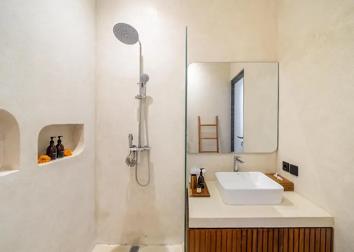 Alisa - Pool Retreat With Rooftop Lounge Close To Villa